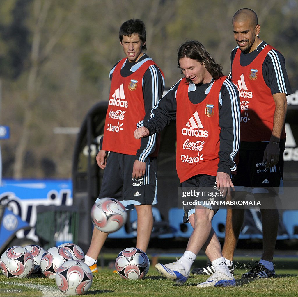 Argentina's footballer Lionel Messi (C)