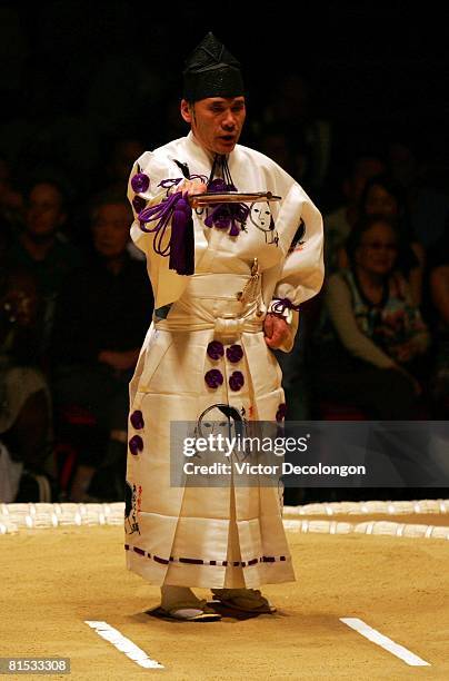 Gyoji Robe Gyoji Photos and Premium High Res Pictures - Getty Images