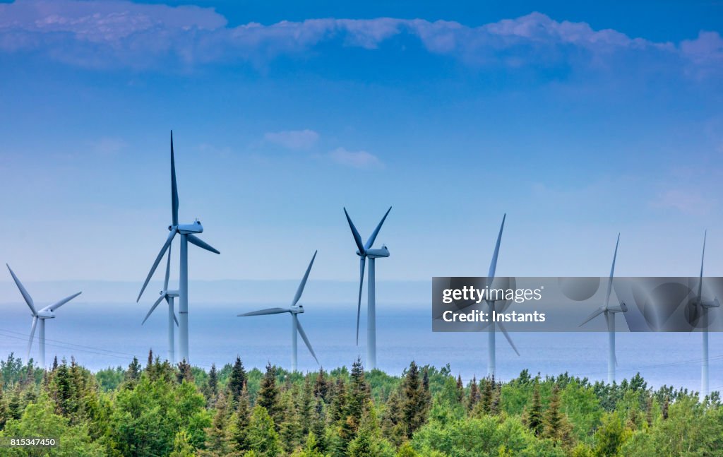 Vista de las turbinas de viento cerca de río San Lorenzo en la región de La Gaspésie, situado en la provincia canadiense de Quebec.