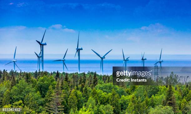 vista de turbinas de vento perto do rio são lourenço na região de la gaspésie, situada na província canadense de quebec. - gaspe peninsula - fotografias e filmes do acervo