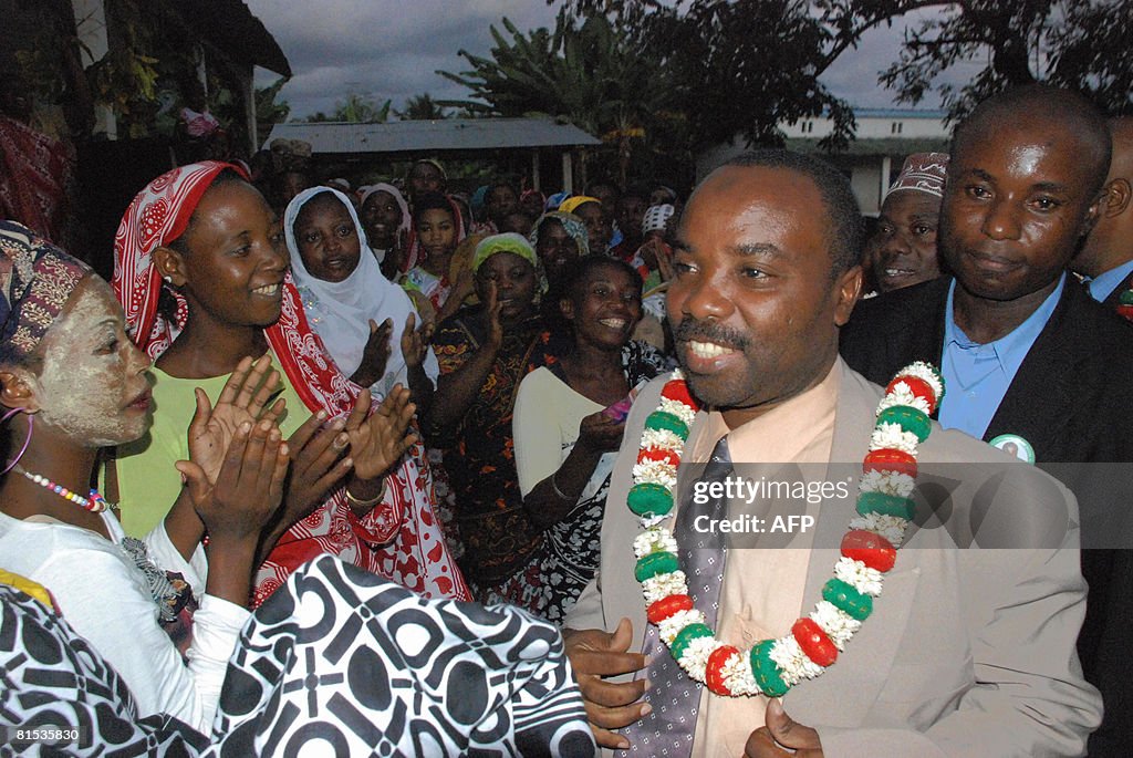 Supporters greet presidential candidate