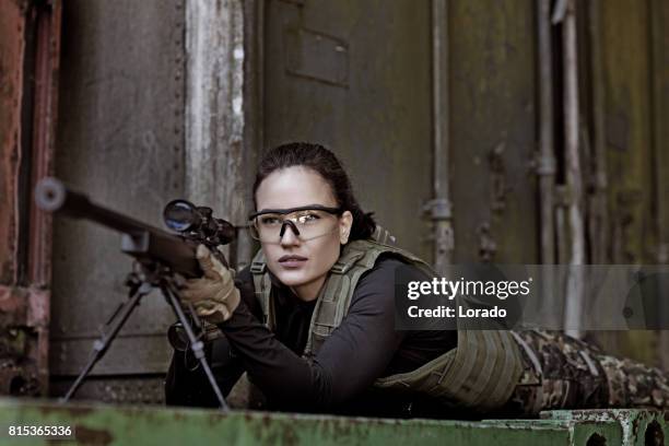 soldado mujer morena solitaria en al aire libre - francotirador fotografías e imágenes de stock