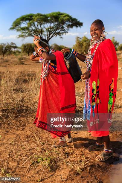 african maasai tribe mujer de transporte de agua, kenia, áfrica oriental - a beautiful masai woman fotografías e imágenes de stock