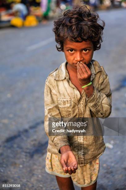 arme indische mädchen um hilfe zu bitten - bettler stock-fotos und bilder