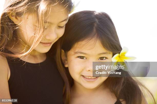 portret van twee zuster jonge meisje hawaiian polynesische kinderen - hawaiiaanse etniciteit stockfoto's en -beelden