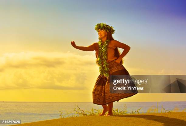 portrait de hawaiian hula dancer sur la plage au coucher du soleil - culture hawaïenne photos et images de collection