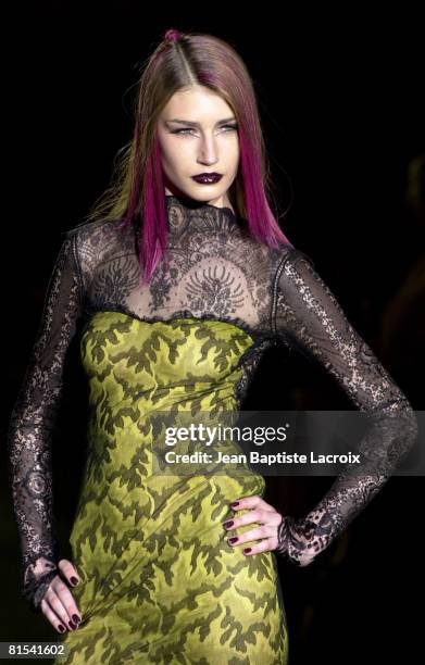 Versace Fall 2003 Collection 1,547 Versace Collection 2003 Stock Photos, High-Res Pictures, and ...