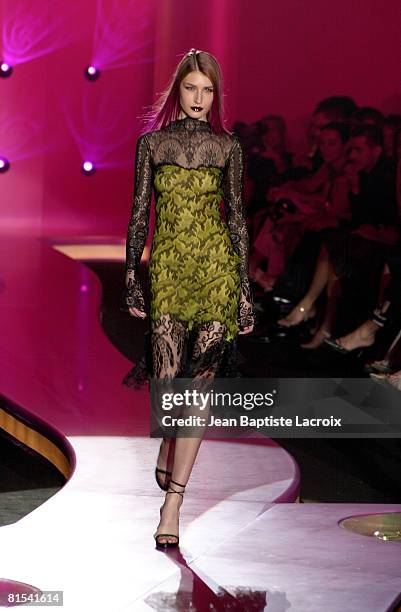 Versace Fall 2003 Collection 1,547 Versace Collection 2003 Stock Photos, High-Res Pictures, and ...
