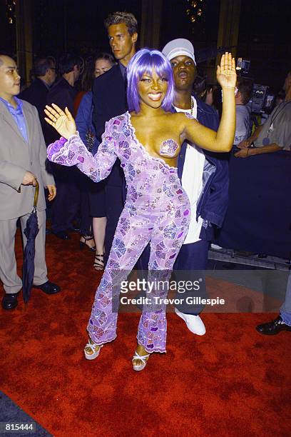 Singer/rapper Lil'' Kim poses on the red carpet as she arrives at the MTV Video Music Awards in New York City on September 9, 1999.