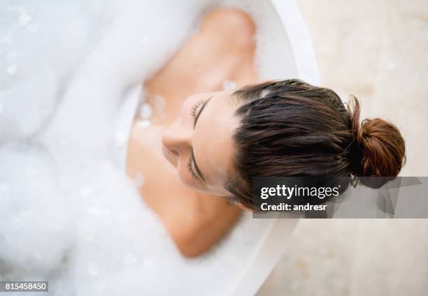 bella donna che fa il bagno - bubble bath foto e immagini stock