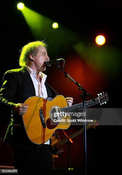 Musician Paul Simon performs during the 2008 Children's Health Fund annual gala on June 12, 2008 at the Sheraton New York Hotel & Towers in New York...