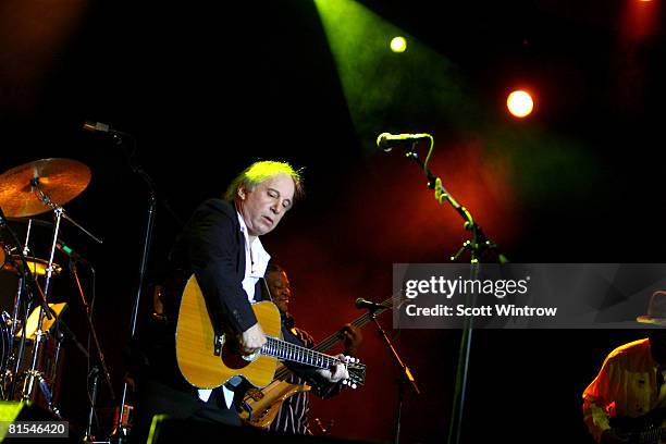 Musician Paul Simon performs during the 2008 Children's Health Fund annual gala on June 12, 2008 at the Sheraton New York Hotel & Towers in New York...