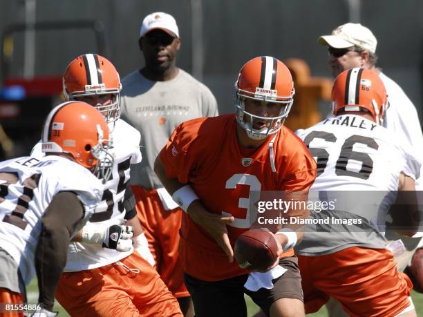 Quarterback Derek Anderson of the Cleveland Browns hands the ball to running back Jamal Lewis during mini camp on June 11, 2008 at the Browns...