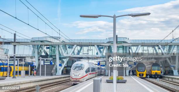 treni alla stazione di arnhem tra cui il treno ad alta velocità ice -intercity express - arnhem foto e immagini stock