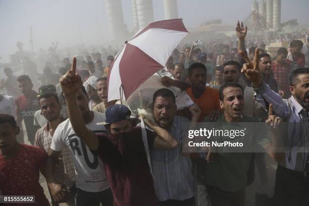 Man killed in clashes between the police and the poeple of Warraq Island in Cairo, the police went there to remove illegal bulgings, as they said....