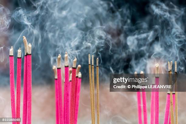 incense sticks burning with smoke in a buddhist temple in china - räucherwerk stock-fotos und bilder
