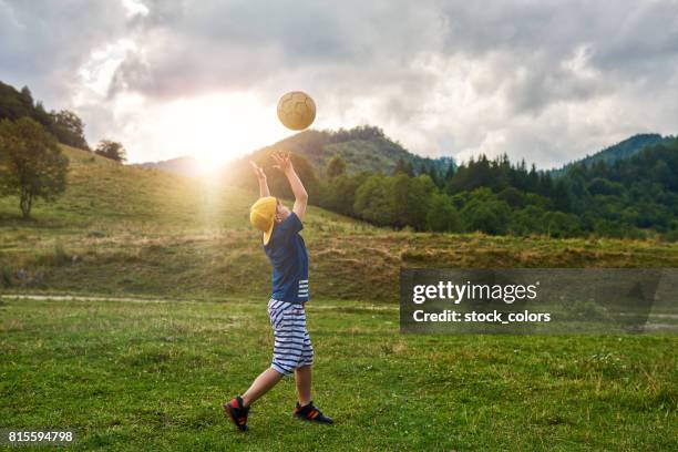 jungen spielen im freien - rumänien stock-fotos und bilder