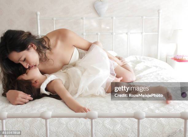 motherhood kiss - meisje stock-fotos und bilder