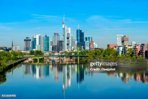 horizonte de la ciudad de frankfurt y la reflexión de río principal en un día claro, alemania - frankfurt main fotografías e imágenes de stock