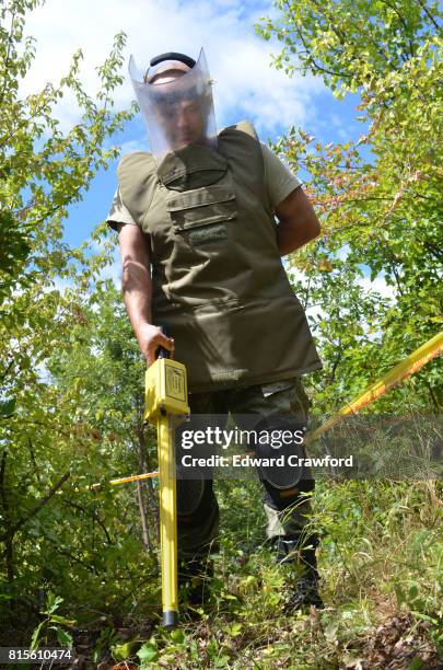 kosovo demining - repérer les mines explosives photos et images de collection