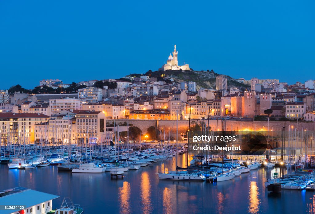 El Vieux Port (puerto antiguo) en Marsella en el crepúsculo, Francia