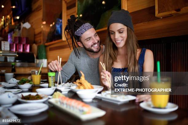 couple moderne - bar à sushis photos et images de collection