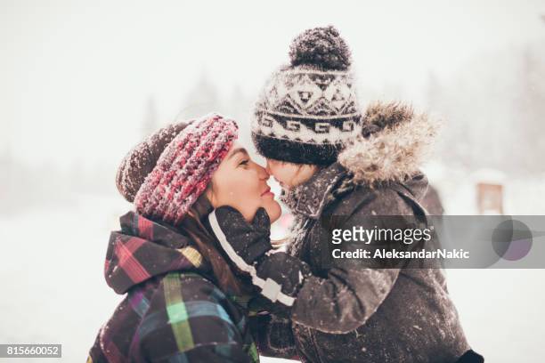 schnee tag - family in snow mountain stock-fotos und bilder