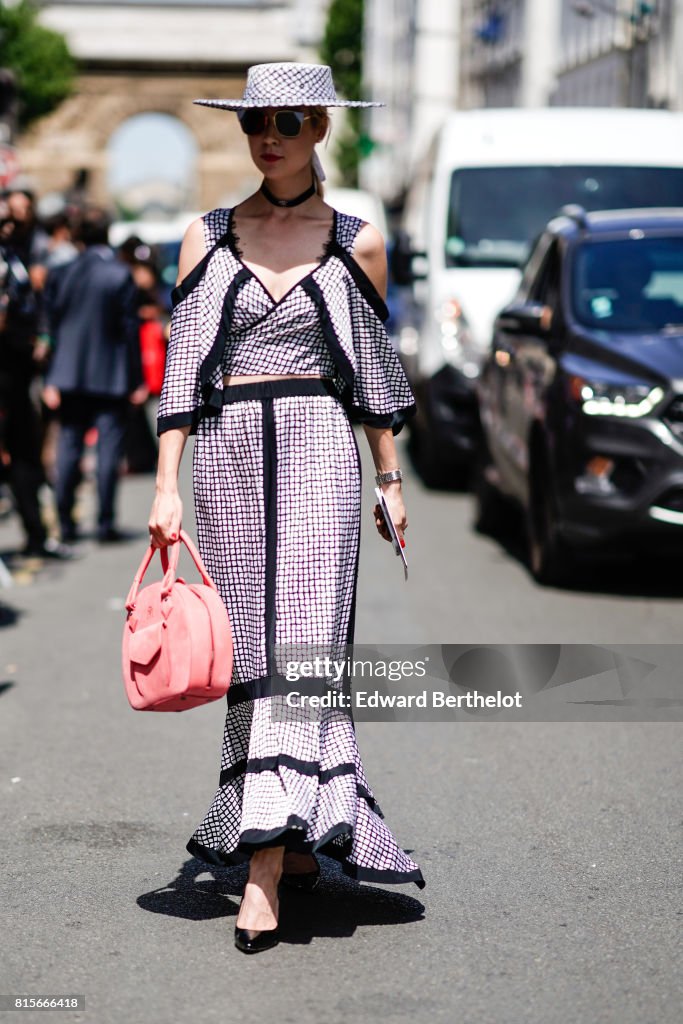 Street Style - Paris Fashion Week - Haute Couture Fall/Winter 2017-2018 : Day  Four