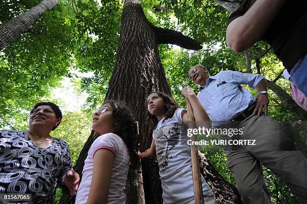 Costa Rican Aracely Sanchez , owner of the farm "El Abuelo Danilo", accompanied by her granddaughters, Liz and Sara , and the chairman board of the...