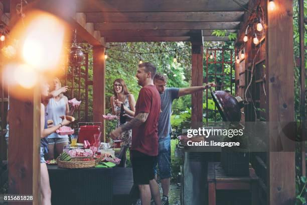vrienden tijdens een zomerdag - garden barbecue stockfoto's en -beelden