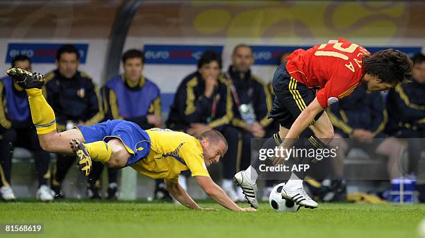 Swedish midfielder Daniel Andersson fights for the ball with Spanish midfielder David Silva during the Euro 2008 Championships group D football match...