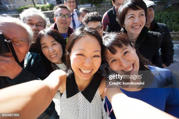 groep selfie - jonge senioren in groep stockfoto's en -beelden