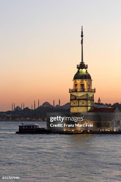 maiden's tower in the bosporus and sultanahmet with blue mosque an hagia sophia in the background - bosporus bucht goldenes horn istanbul stock-fotos und bilder