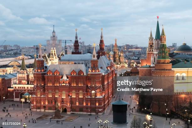 view of the red square, moscow with st basil's cathedral - palacio estatal del kremlin fotografías e imágenes de stock