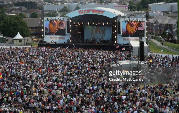 Music fans crowd in front of the Main Stage tp watch Starsailor perform during the third and final day of the Isle of Wight Festival at Newport, on...