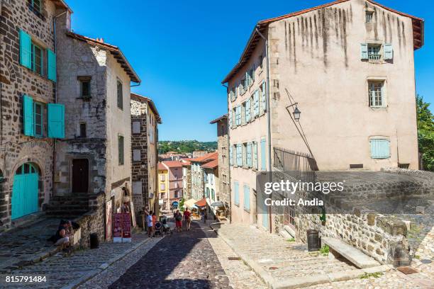 Le Puy-en-Velay : Street 'rue des tables' at the bottom of the Cathedral of Notre-dame-du-Puy. Registered as a Unesco World Heritage Site, this city...