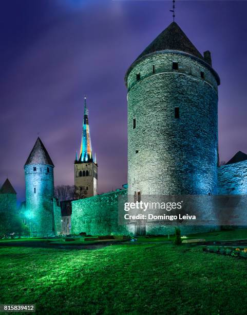 walls of tallinn, estonia - mura di tallinn foto e immagini stock