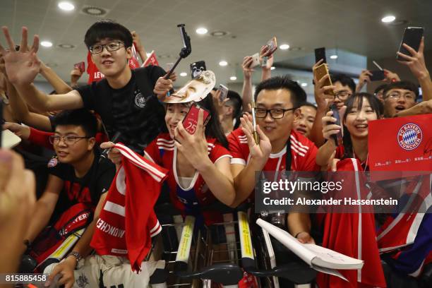 Supporters of FC Bayern Muenchen welcomes the team at Shanghai Pudong International Airport for the Audi Summer Tour 2017 on July 17, 2017 in...