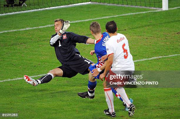 Croatian forward Ivan Klasnic vies with Polish goalkeeper Artur Boruc and Polish midfielder Dariusz Dudka during the Euro 2008 Championships Group B...