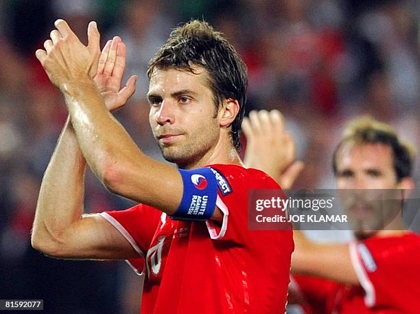 Austrian midfielder Andreas Ivanschitz applauds at the end of the Euro 2008 Championships Group B football match Austria vs. Germany on June 16, 2008...