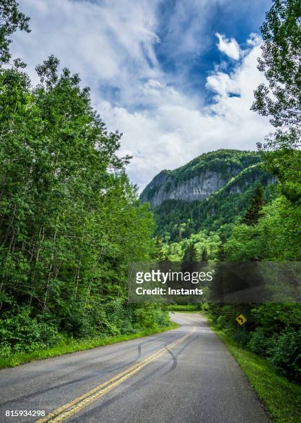 camino de forillon, uno de los 42 parques nacionales y reservas del parque, hacia cap-bon-ami de canadá. - forillon national park fotografías e imágenes de stock