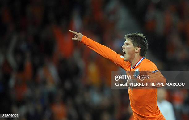 Dutch forward Klaas-Jan Huntelaar jubilates agter scoring during the Euro 2008 Championships Group C football match Netherlands vs. Romania on June...