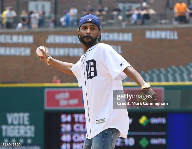 Sean Anderson Rapper Kansas Native American Photos and Premium High Res Pictures - Getty Images