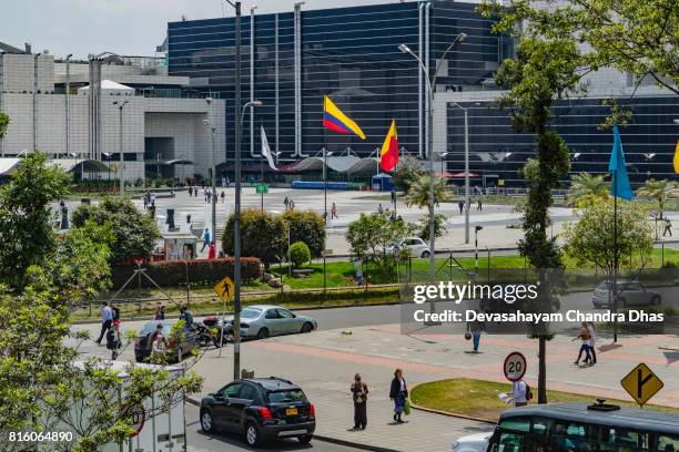 bogotá, colombia - op zoek van een voetpad op avenida el dorado naar het winkelcentrum gran estación - estación stockfoto's en -beelden