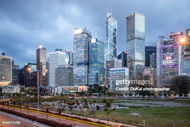 central, hong kong night - cheung kong centre 個照片及圖片檔