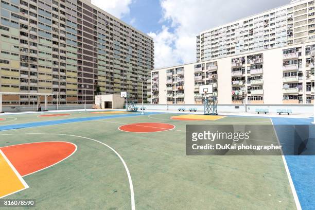 hong kong rainbow village basketball court - street basketball stockfoto's en -beelden