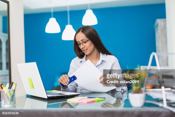 zakenvrouw in haar kantoor - staples office stockfoto's en -beelden