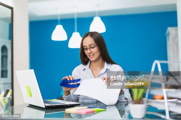 geschäftsfrau in ihrem büro - staples office stock-fotos und bilder