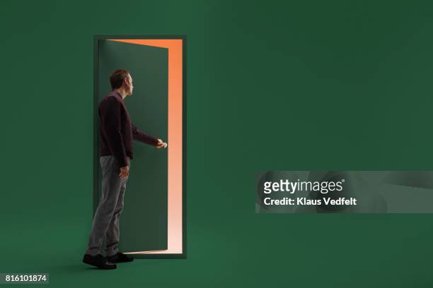 man opening door in futuristic room - abierto fotografías e imágenes de stock