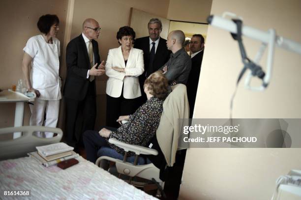 - Photo prise le 05 mai 2008 ? l'h?pital de Vitteaux de la ministre de la Sant? Roselyne Bachelot saluant des pensionnaires. La ministre de la Sant?,...